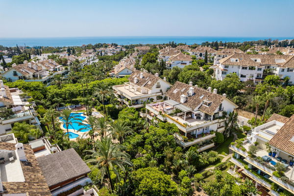 Elegant Renovated Duplex in Marbella’s Prestigious Golden Mile