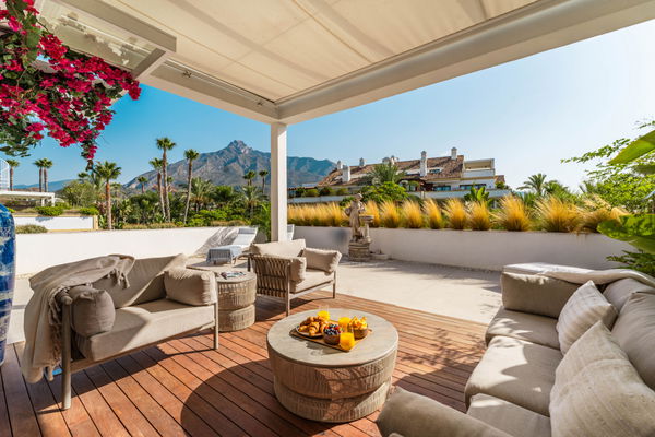 Elegant Renovated Duplex in Marbella’s Prestigious Golden Mile