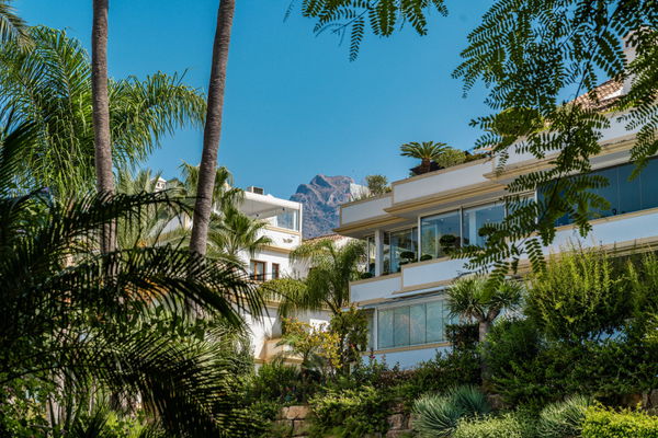 Elegant Renovated Duplex in Marbella’s Prestigious Golden Mile