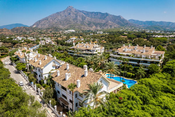 Elegant Renovated Duplex in Marbella’s Prestigious Golden Mile
