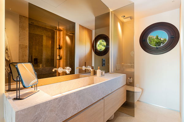 Elegant Renovated Duplex in Marbella’s Prestigious Golden Mile