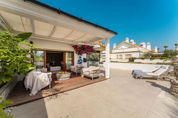 Elegant Renovated Duplex in Marbella’s Prestigious Golden Mile