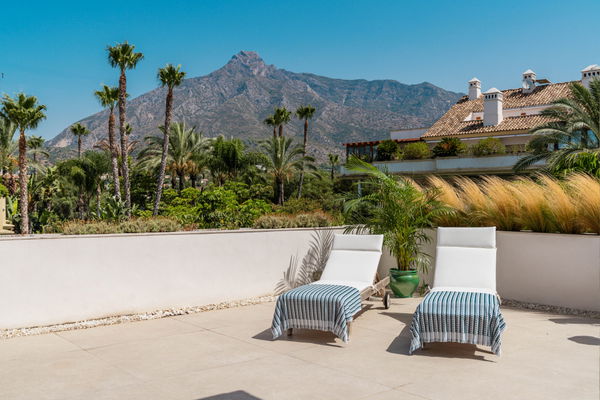 Elegant Renovated Duplex in Marbella’s Prestigious Golden Mile