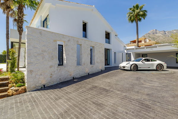 Villa CUTAR – Elegant Renovated Villa in Nagüeles, Marbella