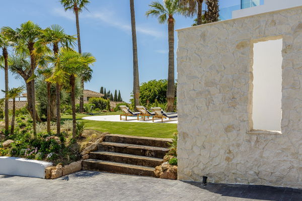 Villa CUTAR – Elegant Renovated Villa in Nagüeles, Marbella