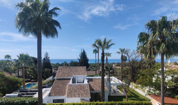 Villa CUTAR – Elegant Renovated Villa in Nagüeles, Marbella