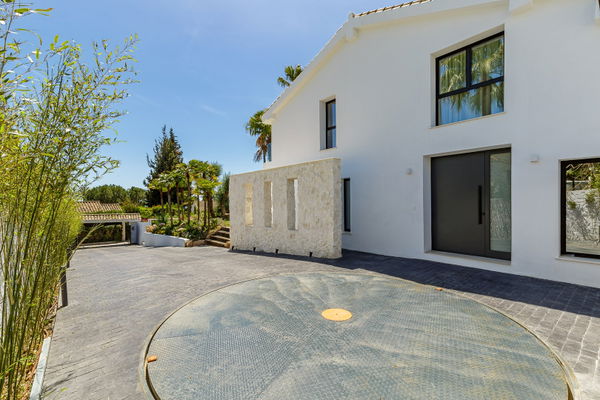 Villa CUTAR – Elegant Renovated Villa in Nagüeles, Marbella