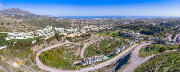 Exclusive newly built luxury penthouse with roof terrace and panoramic sea views, Benahavís