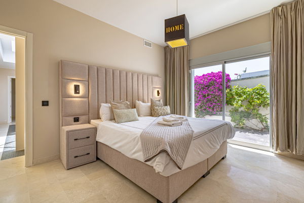 Contemporary villa with heated pool in El Rosario, Marbella East