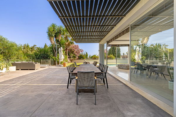 Contemporary villa with heated pool in El Rosario, Marbella East