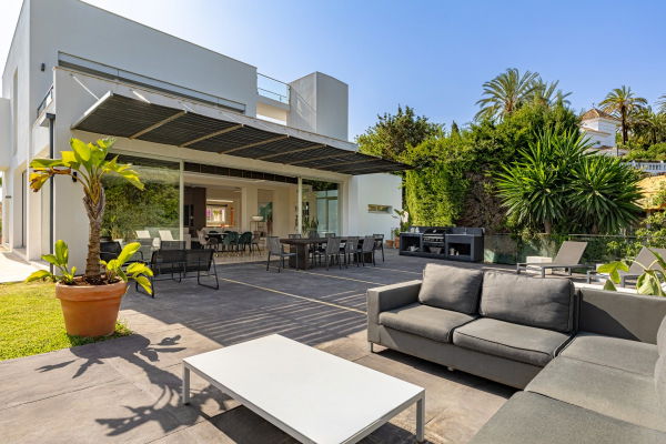 Contemporary villa with heated pool in El Rosario, Marbella East