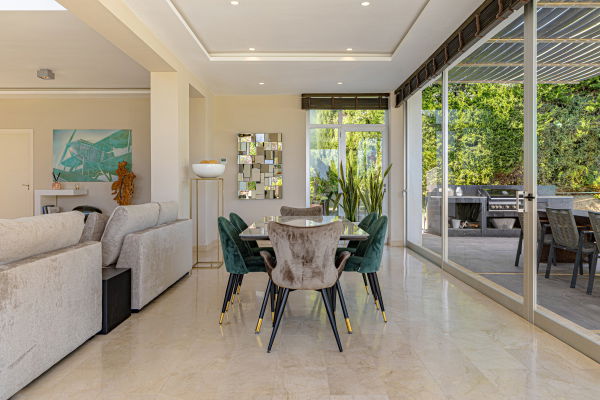Contemporary villa with heated pool in El Rosario, Marbella East