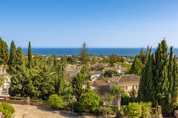 Contemporary villa with heated pool in El Rosario, Marbella East