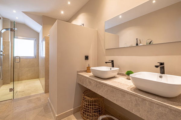 Contemporary villa with heated pool in El Rosario, Marbella East