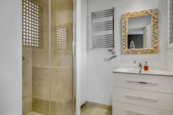 Elegant 3 Bed Apartment with Sea views in Albatros Hills, Nueva Andalucia