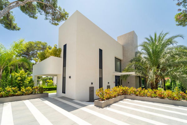 Magnificent 5-Bedroom Villa in La Carolina, Marbella’s Golden Mile