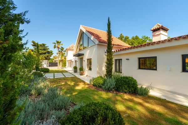 Contemporary one-level oasis just minutes from Puerto Banús, Marbella