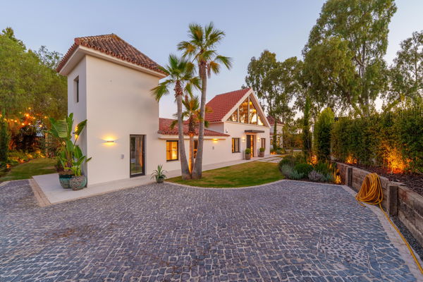 Contemporary one-level oasis just minutes from Puerto Banús, Marbella