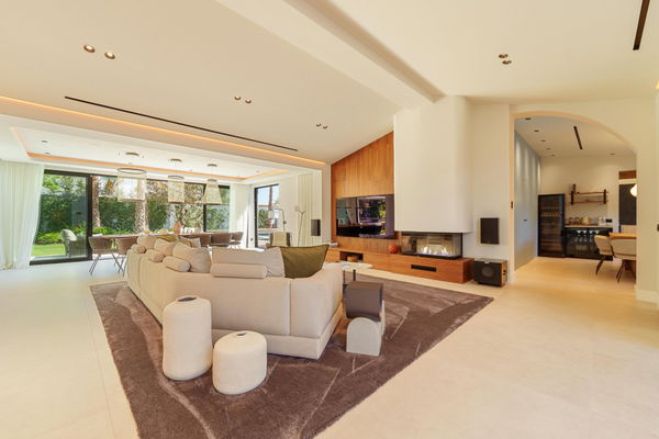 Contemporary one-level oasis just minutes from Puerto Banús, Marbella