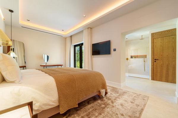 Contemporary one-level oasis just minutes from Puerto Banús, Marbella
