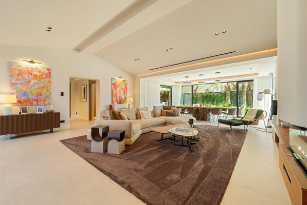 Contemporary one-level oasis just minutes from Puerto Banús, Marbella