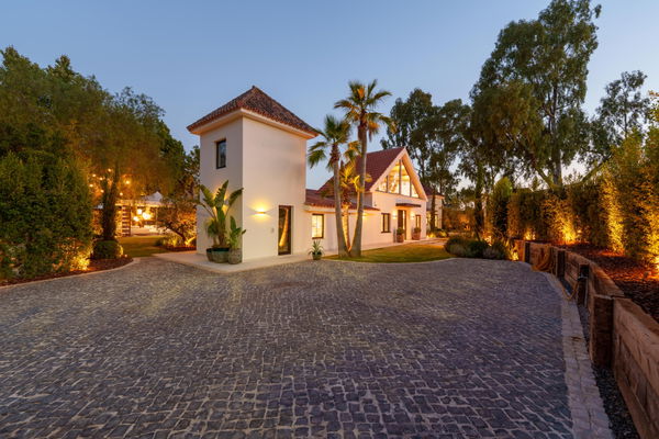 Contemporary one-level oasis just minutes from Puerto Banús, Marbella