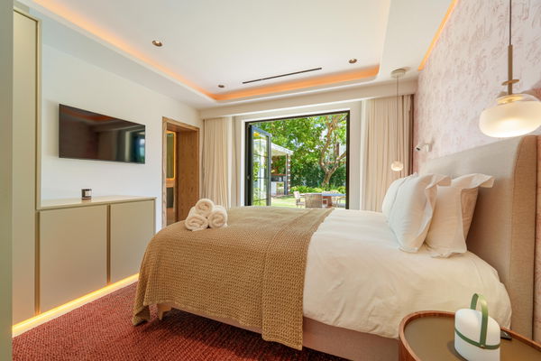 Contemporary one-level oasis just minutes from Puerto Banús, Marbella