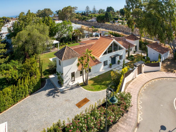Contemporary one-level oasis just minutes from Puerto Banús, Marbella