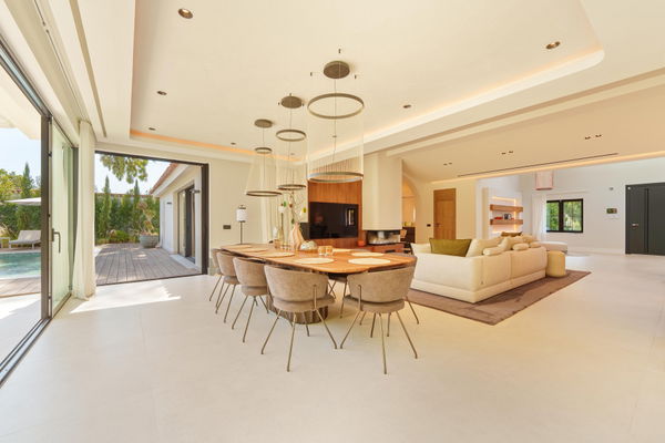 Contemporary one-level oasis just minutes from Puerto Banús, Marbella