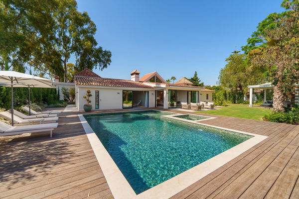 Contemporary one-level oasis just minutes from Puerto Banús, Marbella