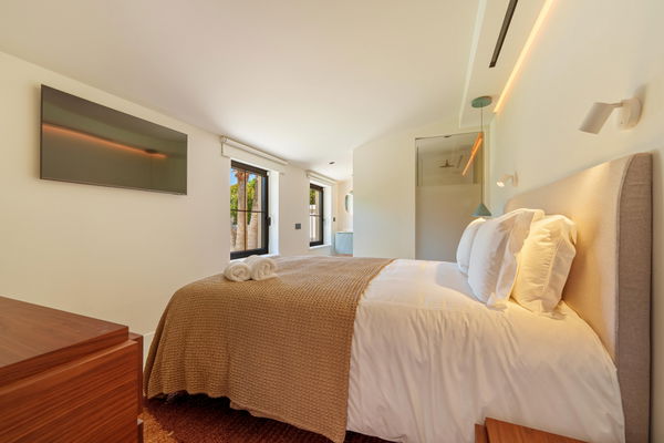 Contemporary one-level oasis just minutes from Puerto Banús, Marbella