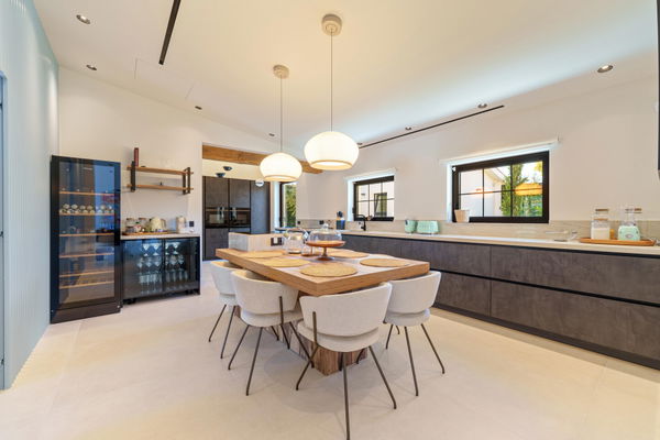 Contemporary one-level oasis just minutes from Puerto Banús, Marbella