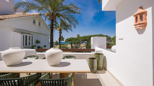 Refined, newly remodelled apartament on the beachfront in Los Monteros Palm Beach, Marbella East