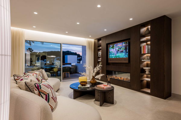 Refined, newly remodelled apartament on the beachfront in Los Monteros Palm Beach, Marbella East
