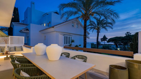Refined, newly remodelled apartament on the beachfront in Los Monteros Palm Beach, Marbella East