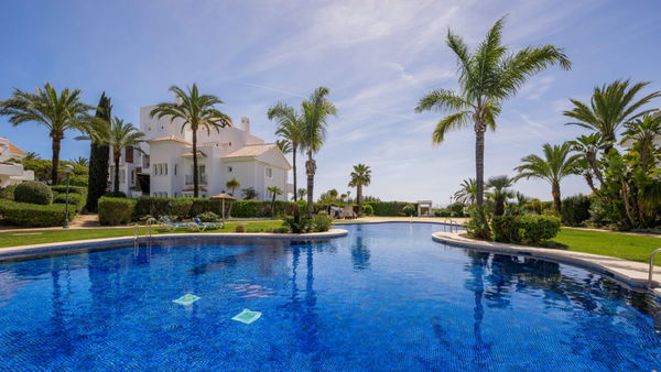 Refined, newly remodelled apartament on the beachfront in Los Monteros Palm Beach, Marbella East