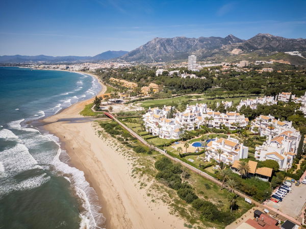 Refined, newly remodelled apartament on the beachfront in Los Monteros Palm Beach, Marbella East