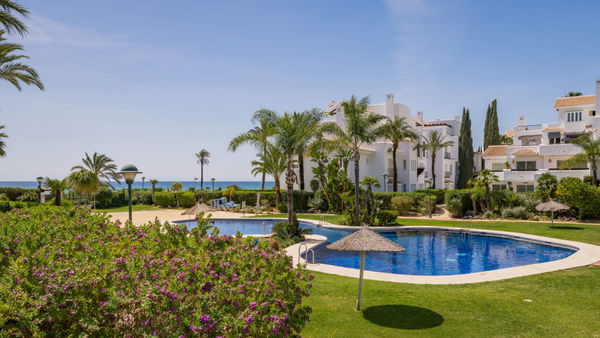Refined, newly remodelled apartament on the beachfront in Los Monteros Palm Beach, Marbella East