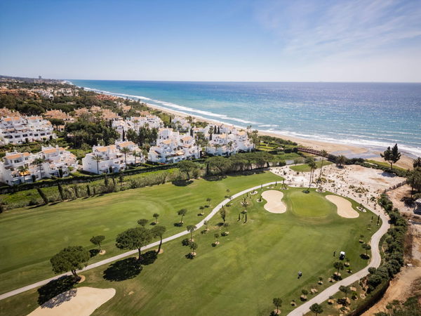 Refined, newly remodelled apartament on the beachfront in Los Monteros Palm Beach, Marbella East