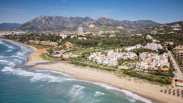 Refined, newly remodelled apartament on the beachfront in Los Monteros Palm Beach, Marbella East