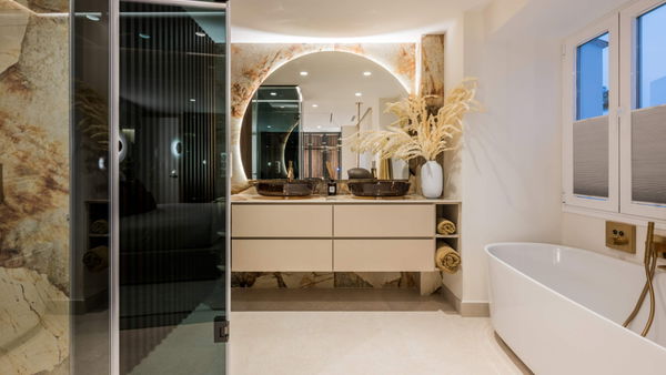 Refined, newly remodelled apartament on the beachfront in Los Monteros Palm Beach, Marbella East