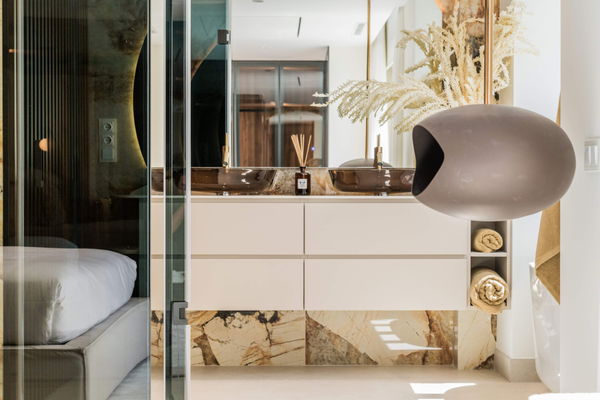 Refined, newly remodelled apartament on the beachfront in Los Monteros Palm Beach, Marbella East