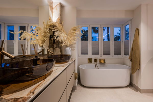 Refined, newly remodelled apartament on the beachfront in Los Monteros Palm Beach, Marbella East