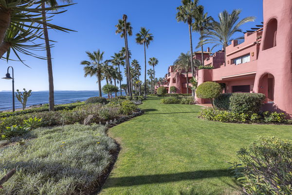 Exquisite fully renovated apartment in Menara Beach, Estepona
