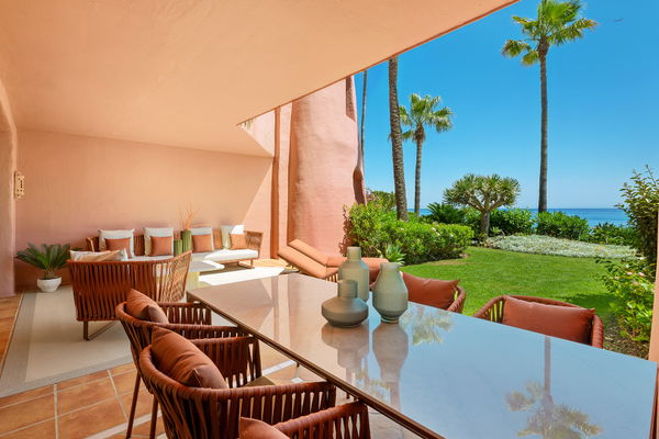 Exquisite fully renovated apartment in Menara Beach, Estepona