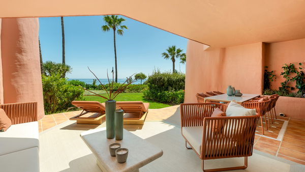 Exquisite fully renovated apartment in Menara Beach, Estepona