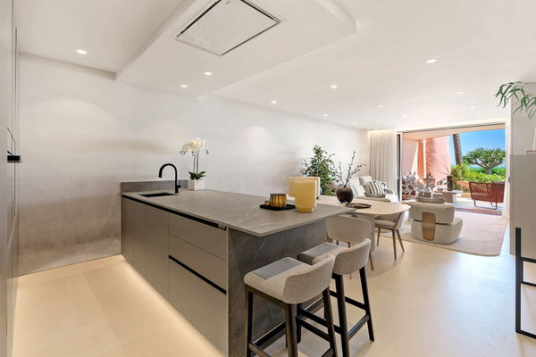 Exquisite fully renovated apartment in Menara Beach, Estepona