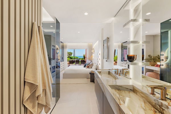 Exquisite fully renovated apartment in Menara Beach, Estepona