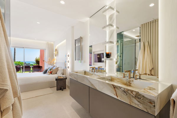Exquisite fully renovated apartment in Menara Beach, Estepona
