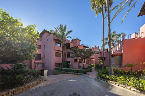 Exquisite fully renovated apartment in Menara Beach, Estepona